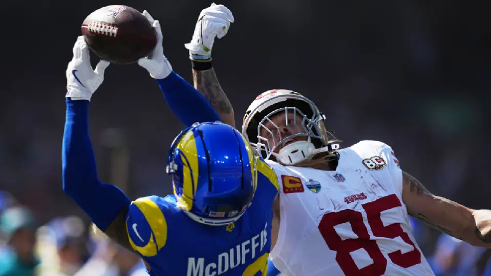 George Kittle, ala cerrada de San Francisco 49ers, en partido ante Los Angeles Rams, en Melbourne, Australia | AP