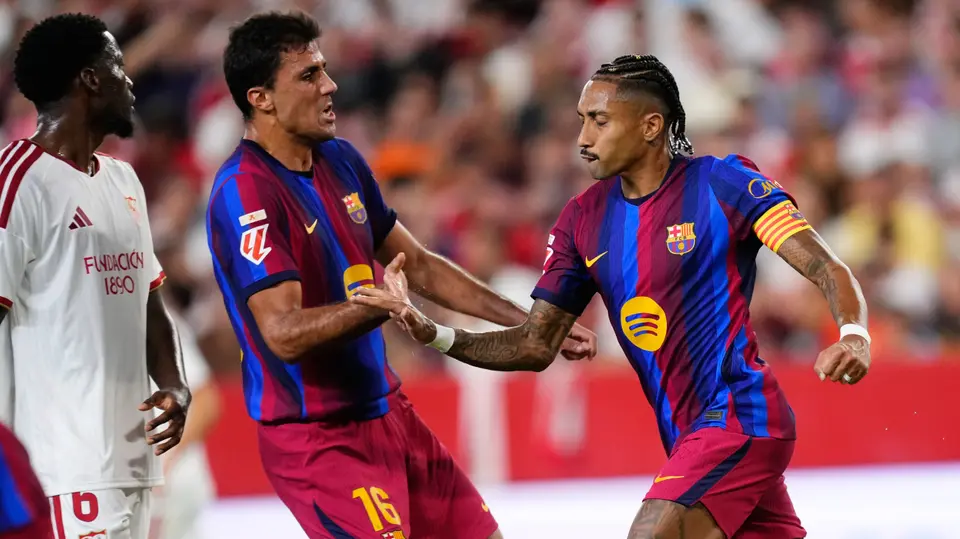 Raphinha celebra uno de sus goles ante Sevilla | AP