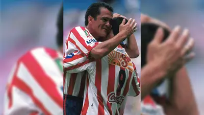 Carlos Hermosillo 'menosprecia' su paso por Chivas; olvida al equipo en un recuento de su carrera