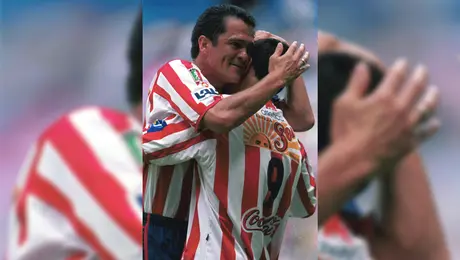 Carlos Hermosillo 'menosprecia' su paso por Chivas; olvida al equipo en un recuento de su carrera