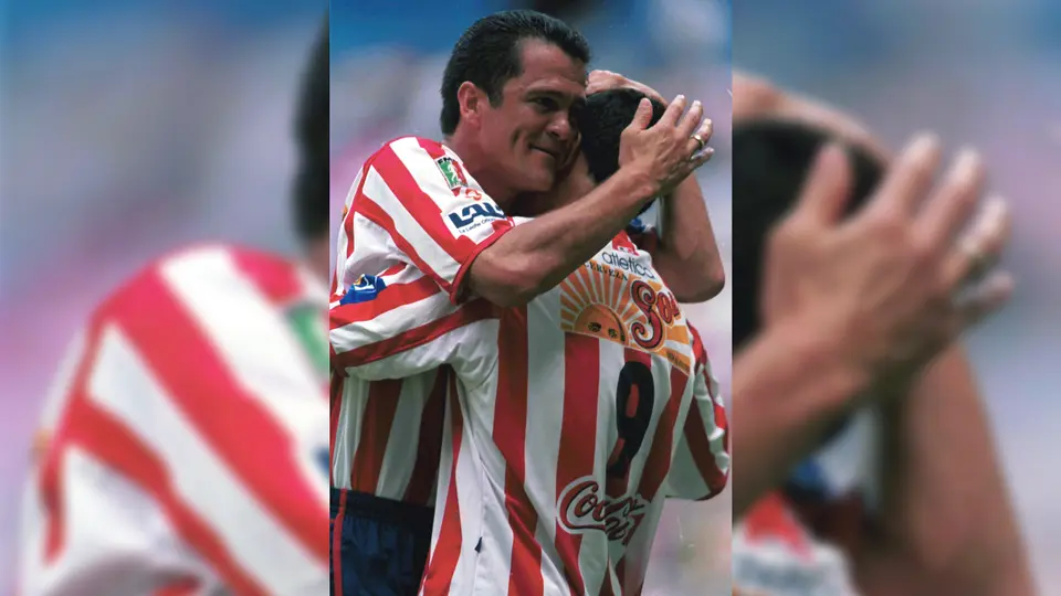 Carlos Hermosillo 'menosprecia' su paso por Chivas; olvida al equipo en un recuento de su carrera