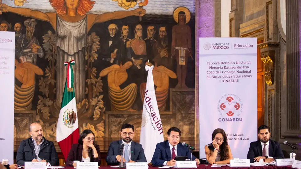 Adiós al celular en clase: SEP acuerda regular su uso en escuelas de todo México