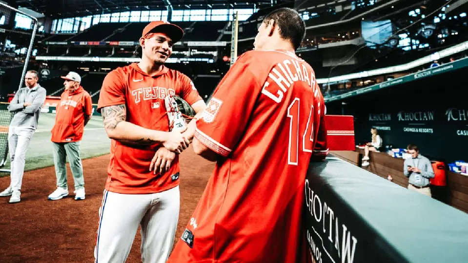 Chicharito Hernández en el estadio de Rangers | X:@atleticodallas