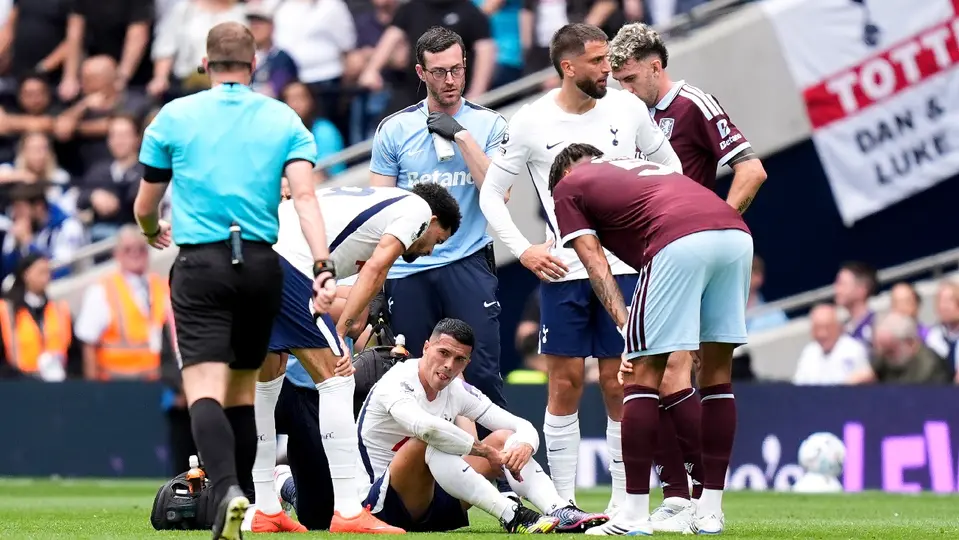 Pedro Porro lesionado en juego del Tottenham vs Aston Villa | AP