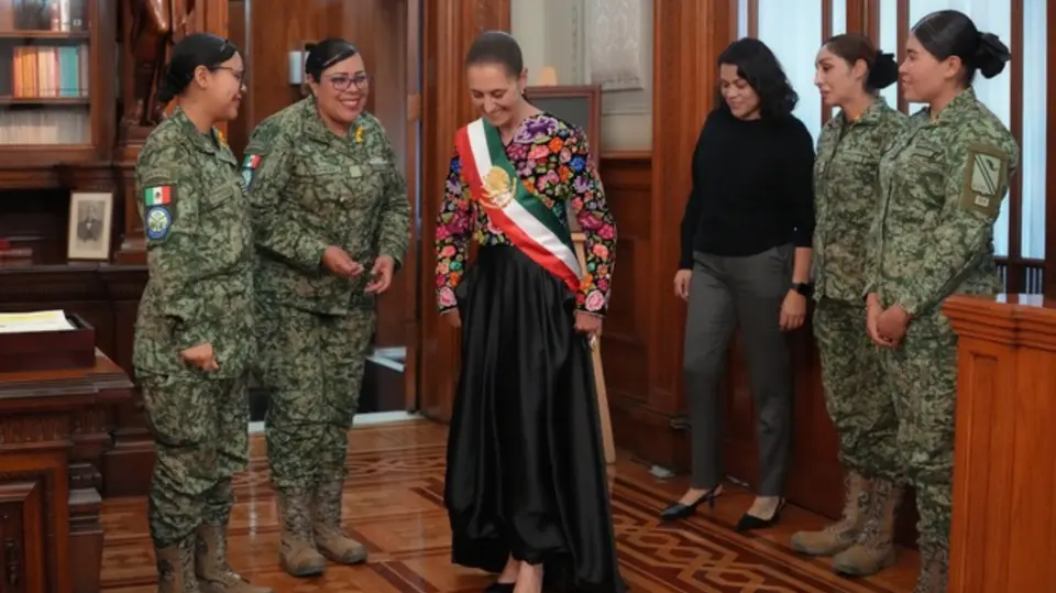 El diseñador oaxaqueño formó parte del equipo que trabajó en el bordado del vestido de Sheinbaum para el Grito. / Gob MX