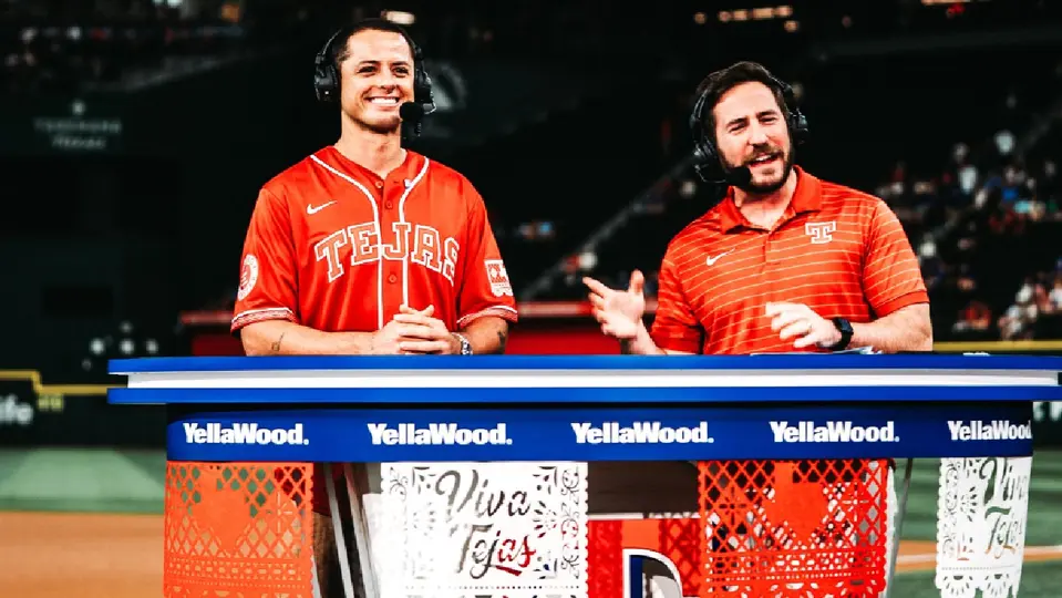 Chicharito en la mesa del Rangers vs Blue Jays | X:@atleticodallas