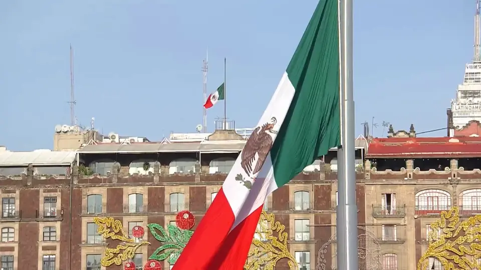 VIDEO: México recuerda a víctimas de los sismos de 1985 y 2017 con Bandera a media asta