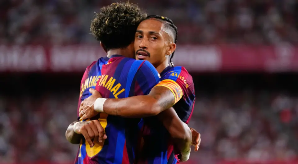 Raphinha y el abrazo con Yamal ante Sevilla | AP