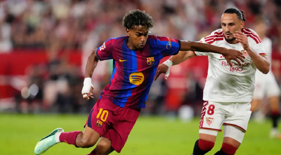 Lamine Yamal disputando el balón ante un jugador de Sevilla | AP