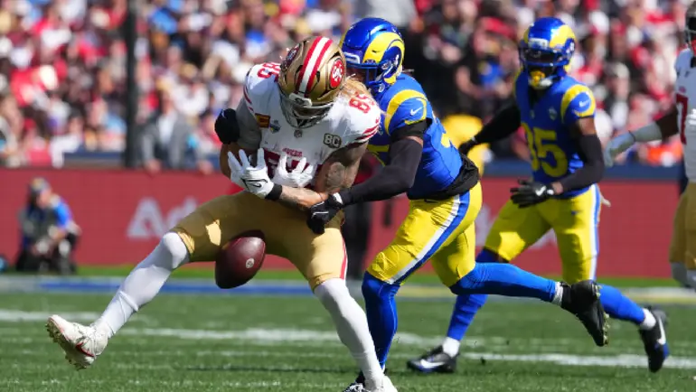 George Kittle, ala cerrada de San Francisco 49ers, en partido ante Los Angeles Rams, en Melbourne, Australia | AP