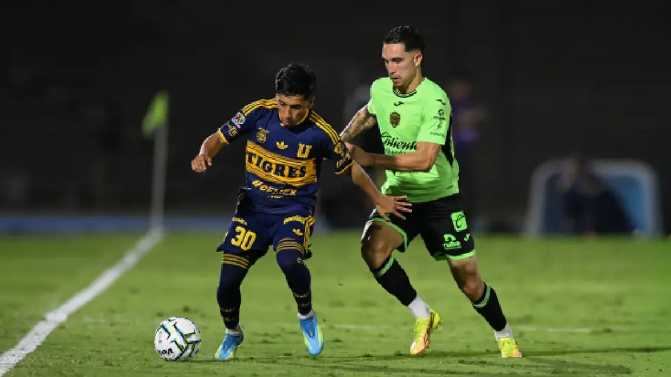 Chicha Sánchez disputando el balón ante Bravos | IMAGO7