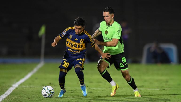 Chicha Sánchez disputando el balón ante Bravos | IMAGO7
