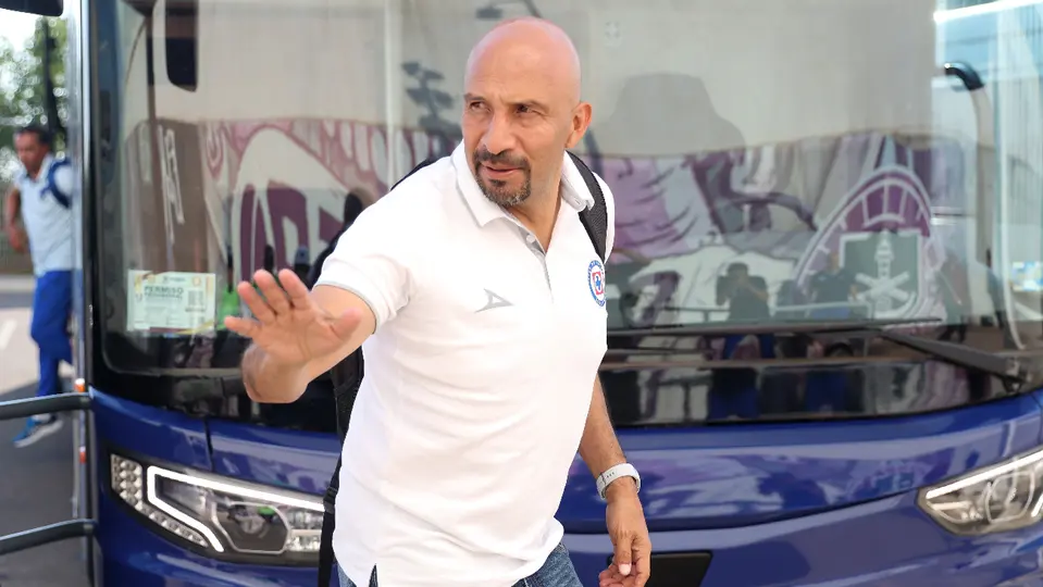 Óscar 'Conejo' Pérez, exportero mexicano, en su etapa como parte del cuerpo técnico de Cruz Azul | IMAGO7