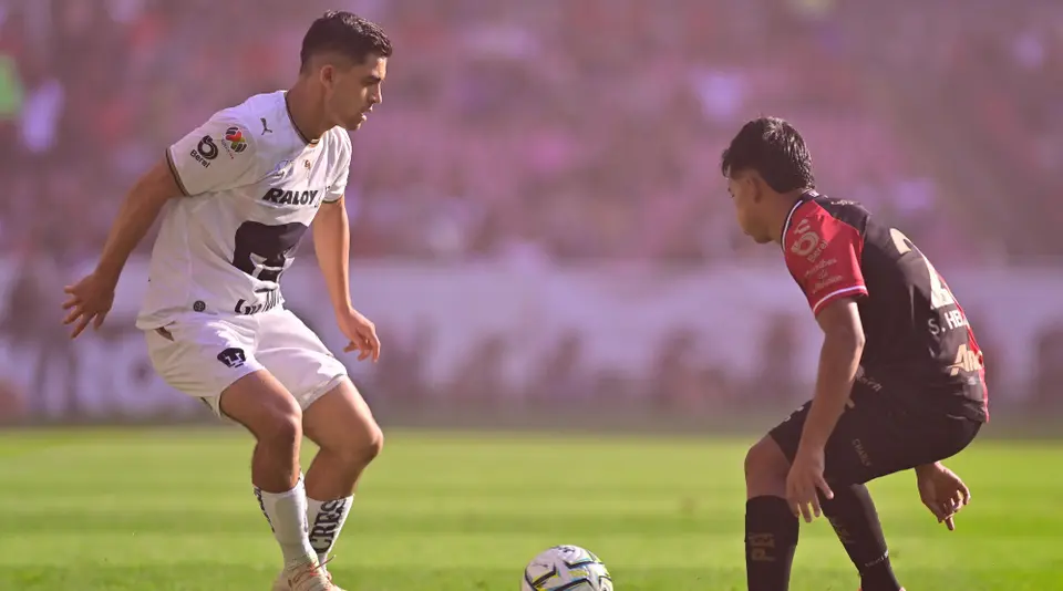 Atlas y Pumas buscando el balón desde el inicio | MEXSPORT