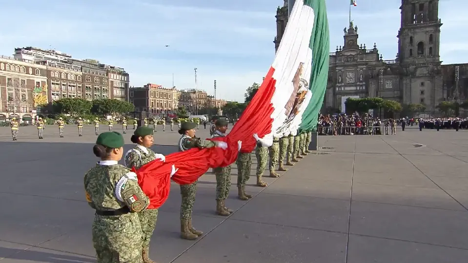 En el Zócalo capitalino se realizó la ceremonia de izamiento de la Bandera Nacional a media asta / Especial