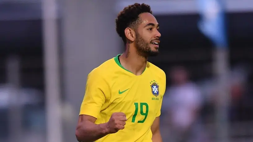 Matheus Cunha ilumina la noche en Baia Formosa al donar comida en Brasil