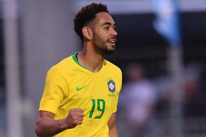 Matheus Cunha ilumina la noche en Baia Formosa al donar comida en Brasil