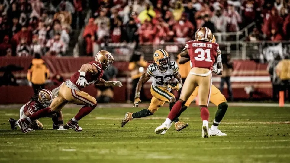 Aaron Jones, de los Packers, llegó con sombrero charro al Levi's Stadium