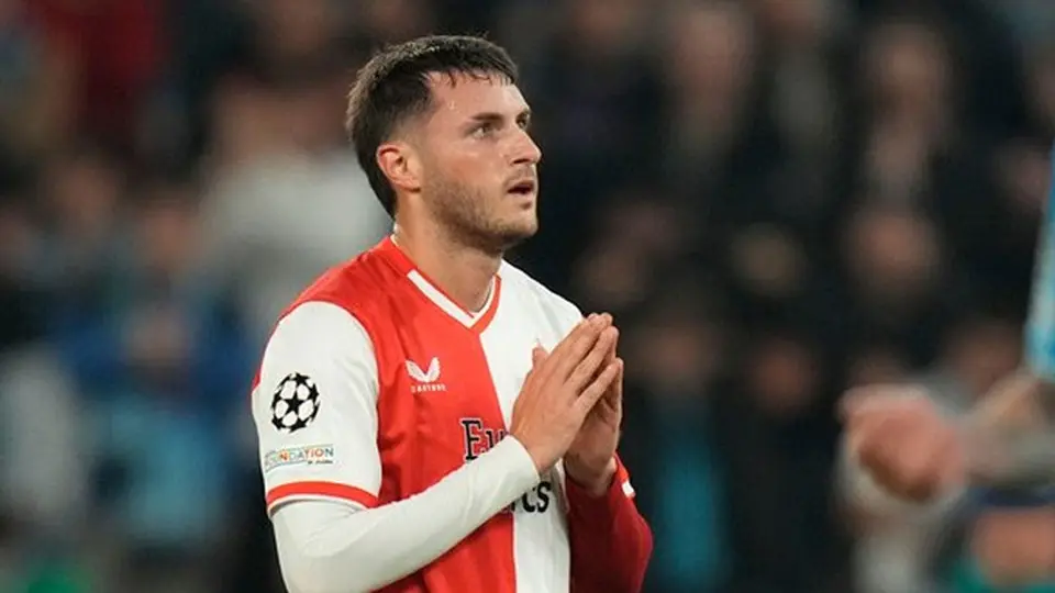 Santiago Giménez anota autogol y consuma eliminación del Feyenoord