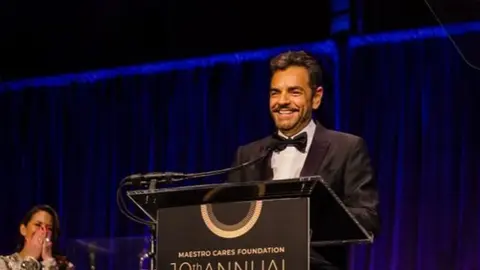 Escritor exhibe a Eugenio Derbez como tacaño y explotador