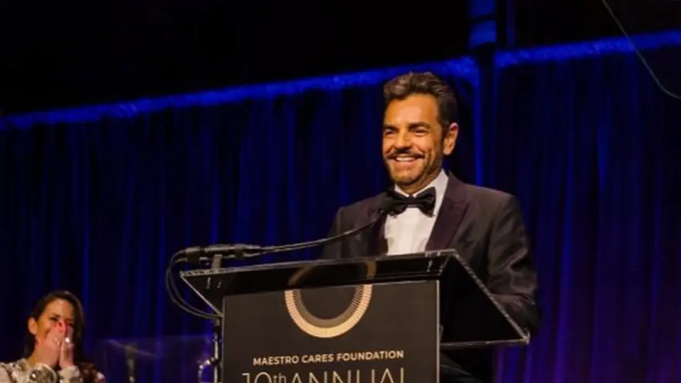 Escritor exhibe a Eugenio Derbez como tacaño y explotador