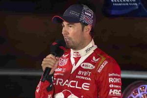 Checo Pérez confesó que no pudo escaparse de Leclerc por daños en el auto