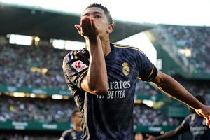 Jude Bellingham 'llena' de besos a aficionado que le enseñó el dedo de enmedio