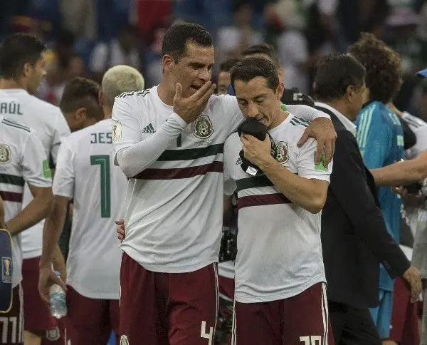 Rafa Márquez y Andrés Guardado tras un partido de México