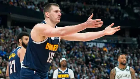 Denver Nuggets y Nikola Jokic arruinan debut de Doc Rivers con Milwaukee Bucks