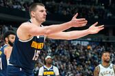 Denver Nuggets y Nikola Jokic arruinan debut de Doc Rivers con Milwaukee Bucks