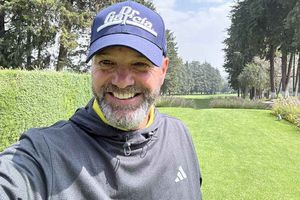 Luis García presume qué se duerme con cobija de Luis Miguel