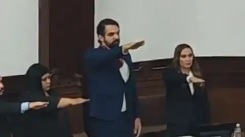 ¿Nueva faceta? Martinoli 'narra' toma de protesta de diputado de Coahuila
