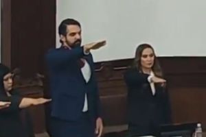 ¿Nueva faceta? Martinoli 'narra' toma de protesta de diputado de Coahuila