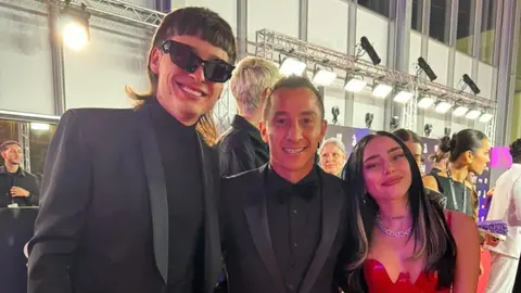 ¡De Guadalajara para el mundo! Andrés Guardado y Peso Pluma posan juntos en los Latin Grammys