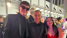 ¡De Guadalajara para el mundo! Andrés Guardado y Peso Pluma posan juntos en los Latin Grammys