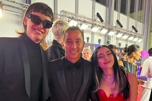 ¡De Guadalajara para el mundo! Andrés Guardado y Peso Pluma posan juntos en los Latin Grammys