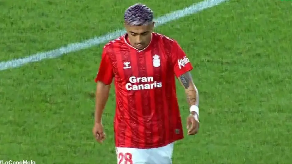 ¡Dura sanción! Julián Araujo recibió varios juegos de suspensión y no estará ante Real Madrid