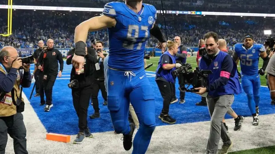 El emotivo momento de Aidan Hutchinson en la victoria de los Detroit Lions ante Tampa Bay