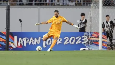 ¡Insólito! Donnarumma es expulsado tras una brutal patada en la cara de un rival