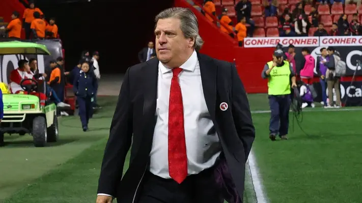 Miguel Herrera mostró inconformidad con el VAR tras la derrota ante América