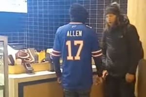 ¡Por un Pokemón! Fanático de Josh Allen se pelea con un hombre en Mc'Donalds