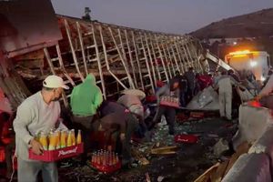 ¡Refrescos 'gratis'! Personas cometen acto de rapiña luego de que volcara tráiler de Boing