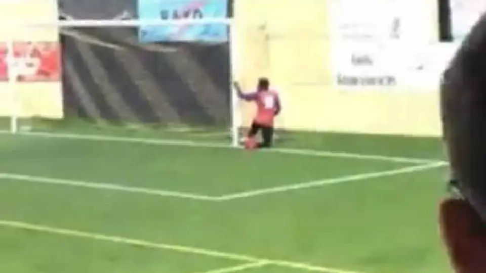 ¡Insólito! Portero español se pone a orinar en pleno partido