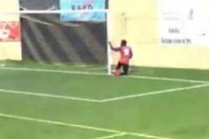 ¡Insólito! Portero español se pone a orinar en pleno partido