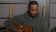 ¿Talento oculto? Tua Tagovailoa toca la guitarra en pleno programa de NFL