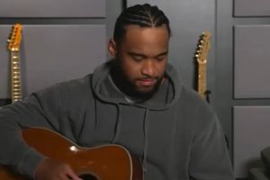 ¿Talento oculto? Tua Tagovailoa toca la guitarra en pleno programa de NFL
