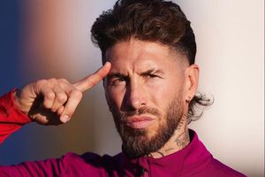 Sergio Ramos pisó el escudo del Atlético de Madrid... ¿a propósito?