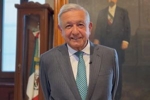 AMLO recuerda a David Faitelson por el golpe que recibió de Cuauhtémoc Blanco