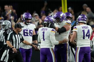 Vikings vencen a Raiders en el juego con puntaje más bajo de la NFL en 16 años