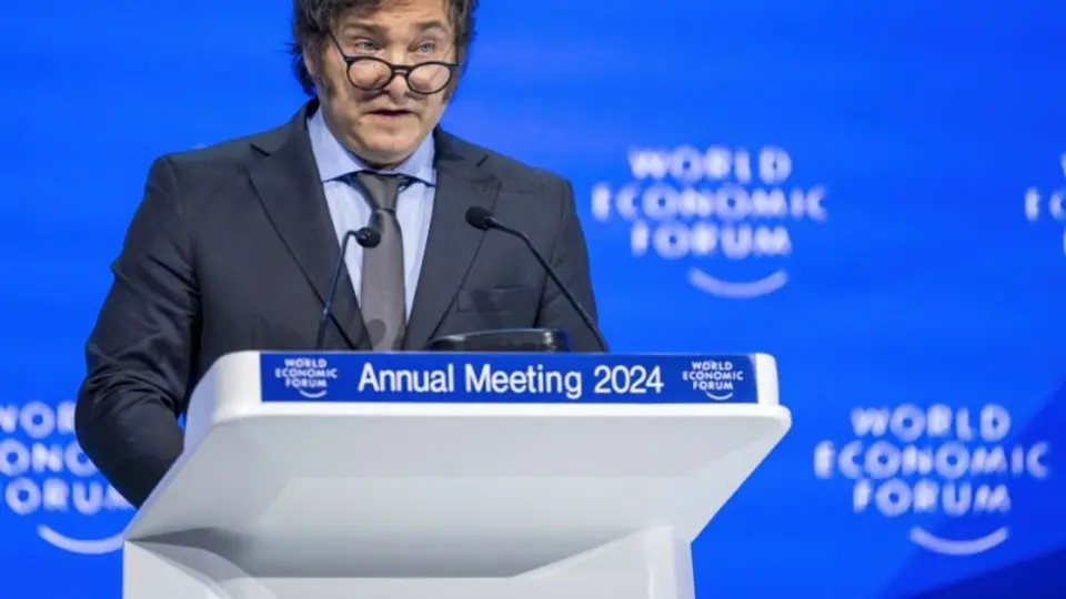 Gobierno de Javier Milei devalúa el peso argentino por debajo del 50%